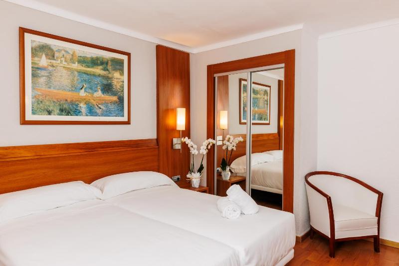 Double or Twin Room image 4