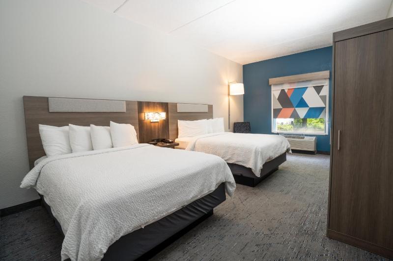 Standard Queen Room with Two Queen Beds image 3