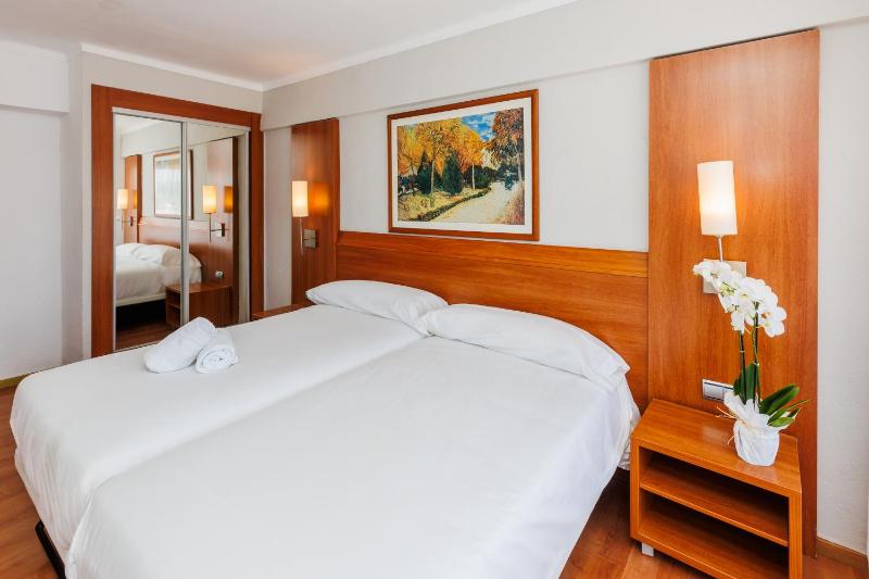 Double Room with Balcony image 3
