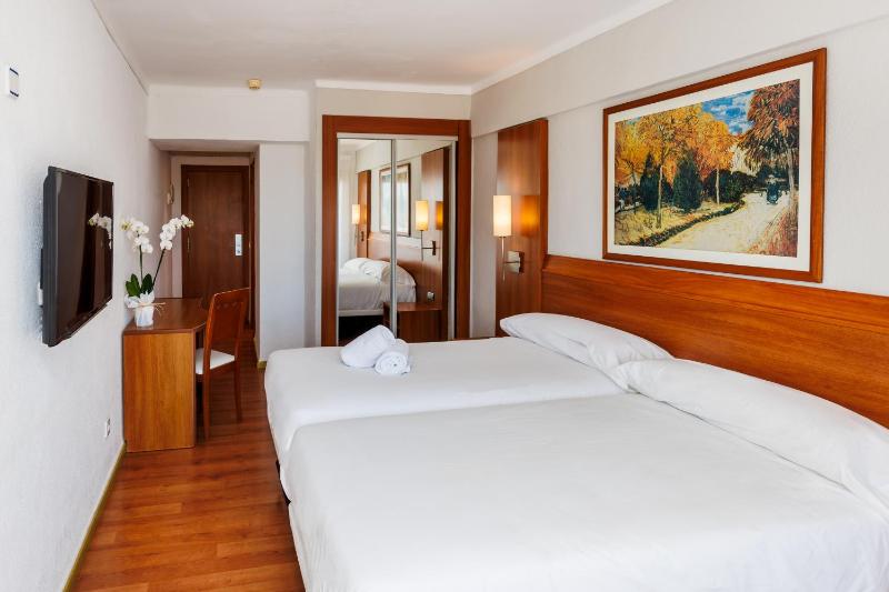 Double Room with Balcony image 4