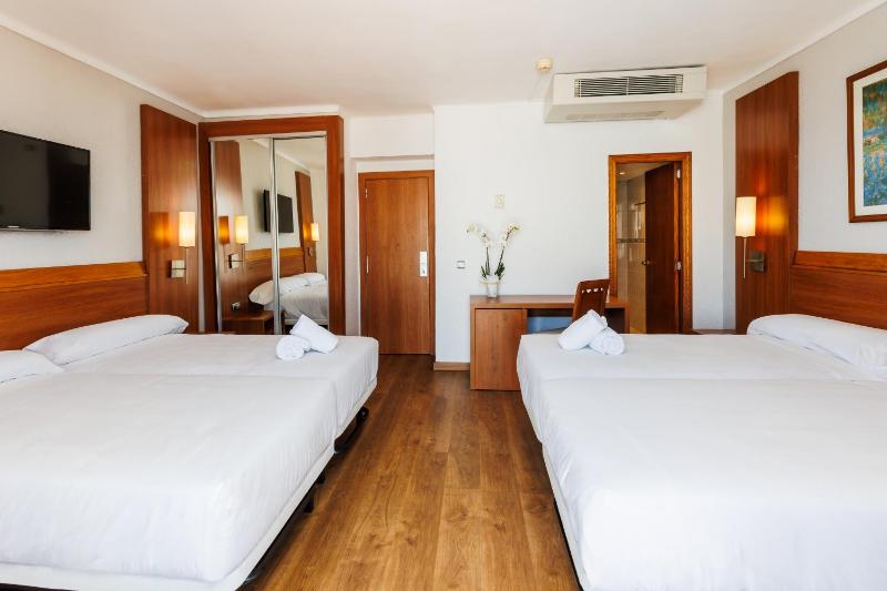 Large Double or Twin Room image 3