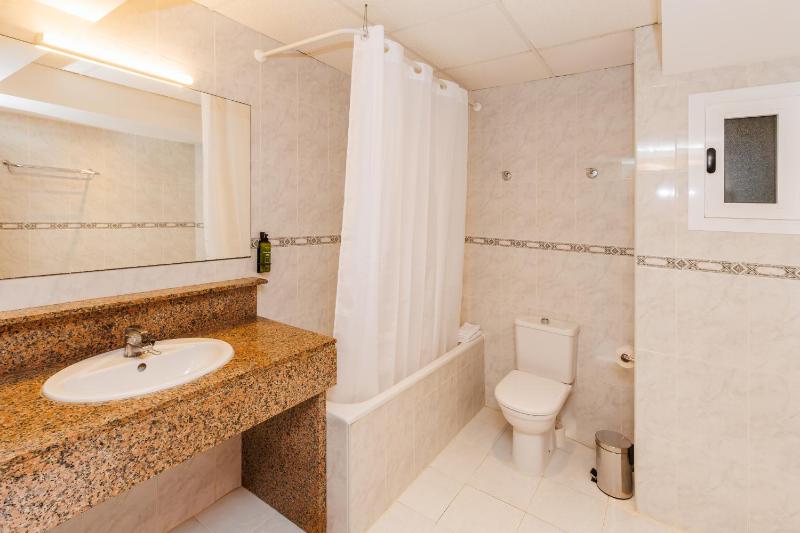 Large Double or Twin Room image 4