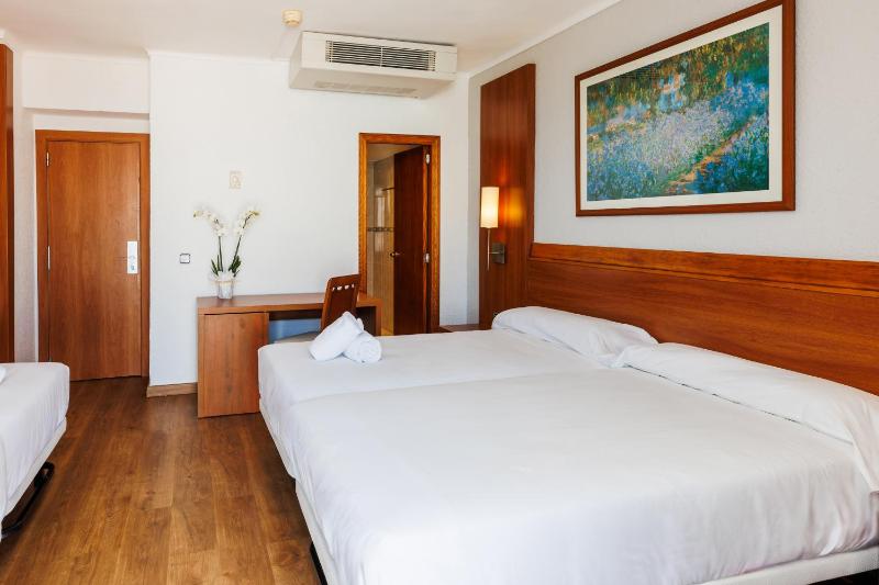 Large Double or Twin Room image 1