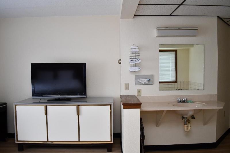 King Room with Spa Bath image 4