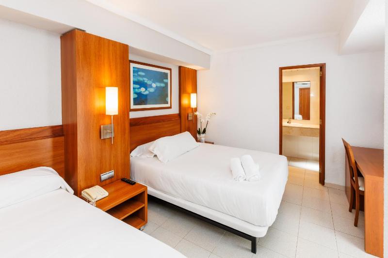 Large Double or Twin Room image 1