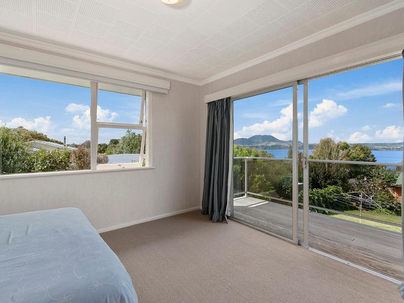 Lofty Lakeviews - Acacia Bay Holiday Home - image 13