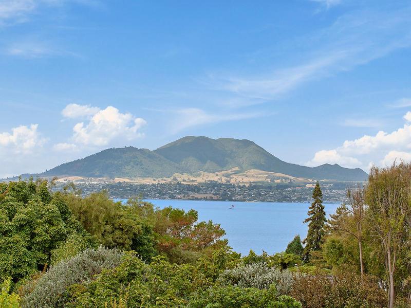Lofty Lakeviews - Acacia Bay Holiday Home - image 6