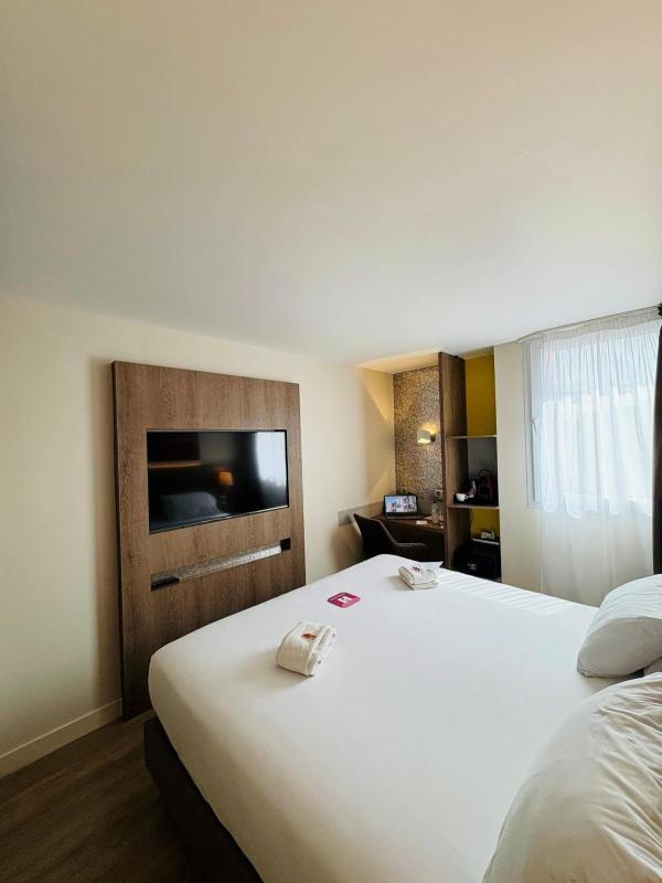 Standard King Room image 3