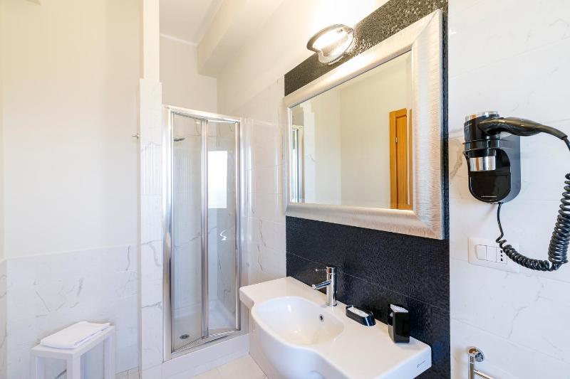 Double Room with Private Bathroom image 4