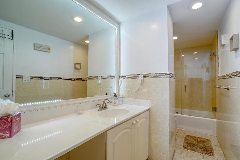 Hollywood apartment by the sea - image 14
