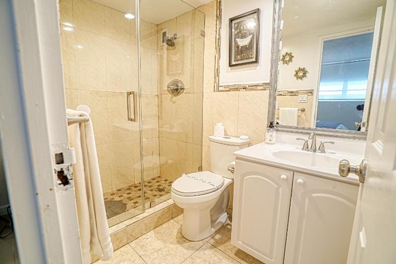 Hollywood apartment by the sea - image 10