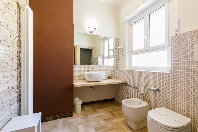Twin Room with Private Bathroom image 2