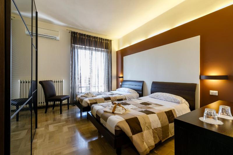 Twin Room with Private Bathroom image 1