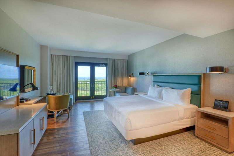 Deluxe King Room with Balcony image 3