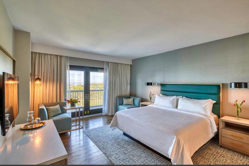 Deluxe King Room with Balcony image 4