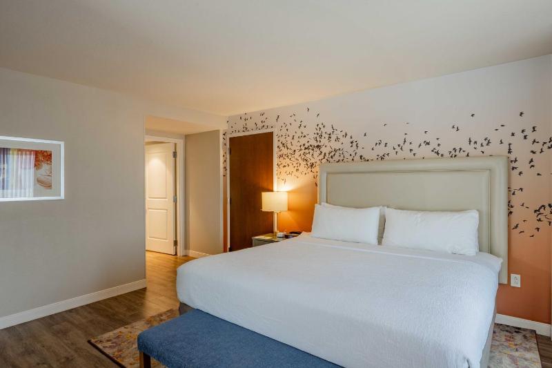 Standard King Room image 4