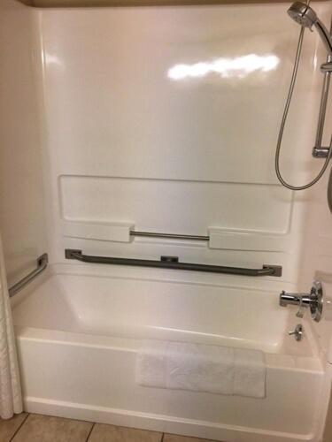 Queen Room - Disability Access/Non-Smoking image 2