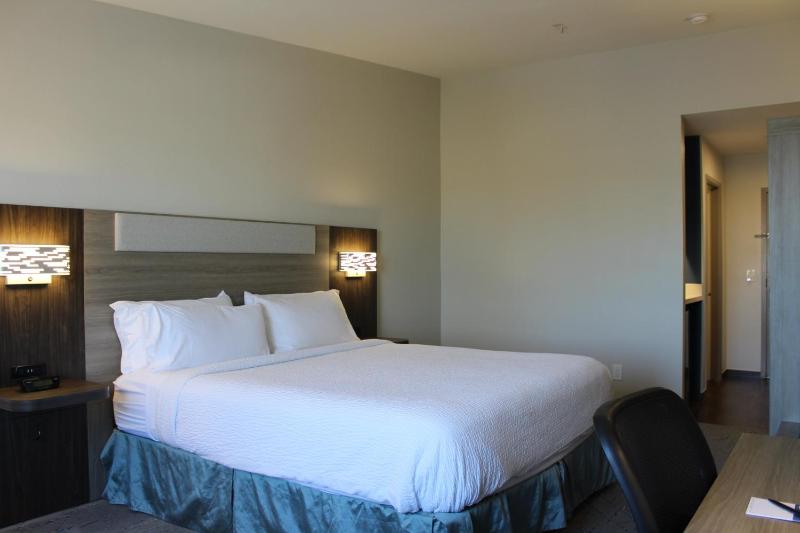 Standard King Room image 2
