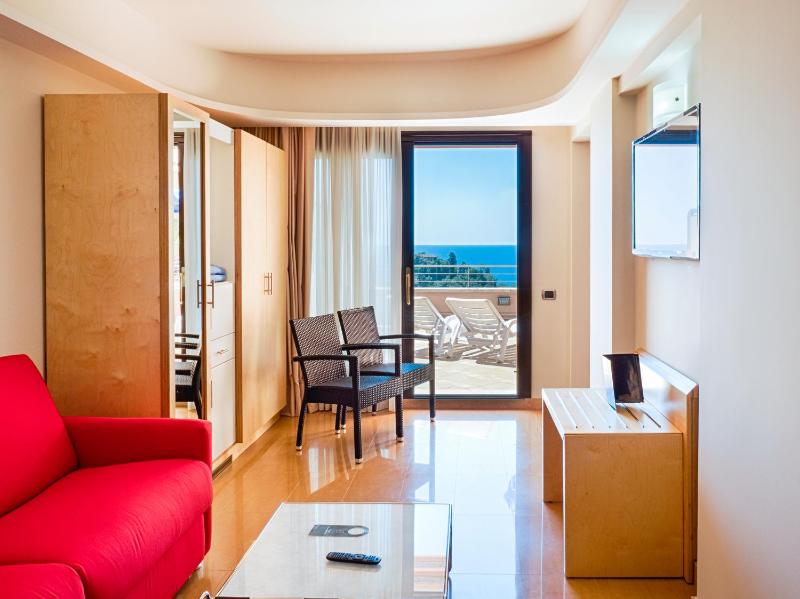 Family Room with Sea View image 4