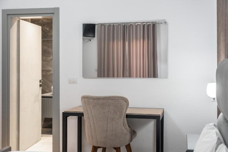 Deluxe Double Room with Sea View image 3