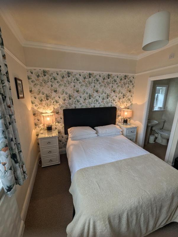 Double Room image 3