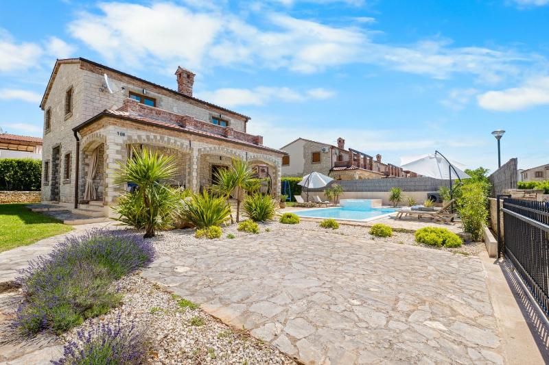 Villa Serenita with heated pool - image 33