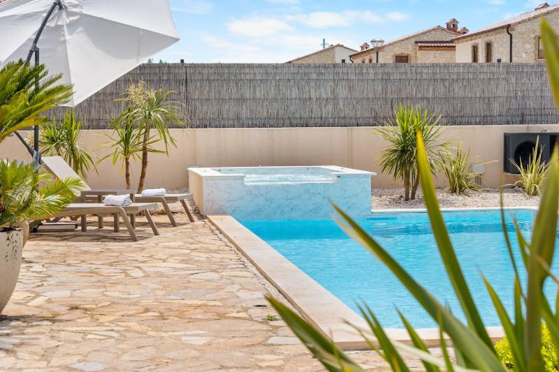 Villa Serenita with heated pool - image 25