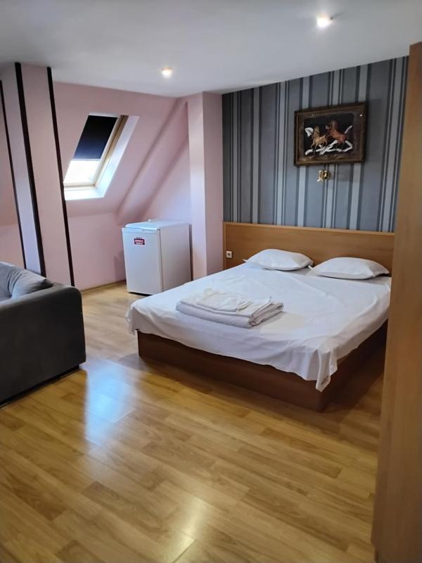 Classic One-Bedroom Apartment with King Bed image 1
