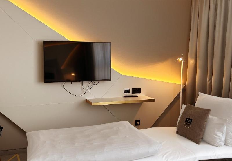 Premium Queen Room image 4