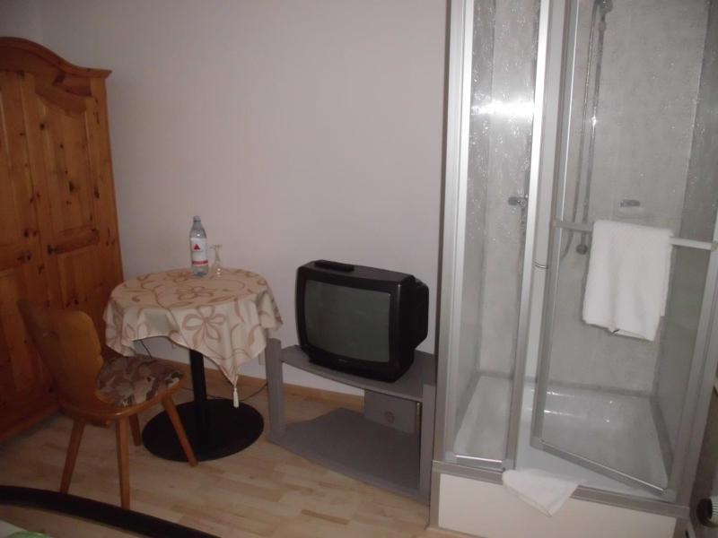 Single Room with Shared Toilet image 3