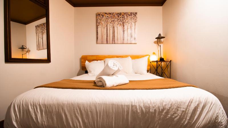 Standard Double Room with Shared Bathroom image 3