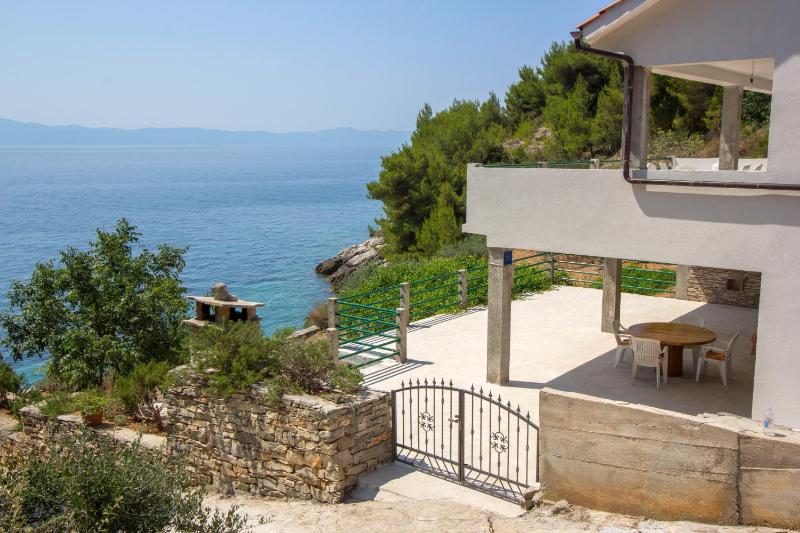 One-Bedroom Apartment with Terrace and Sea View image 3