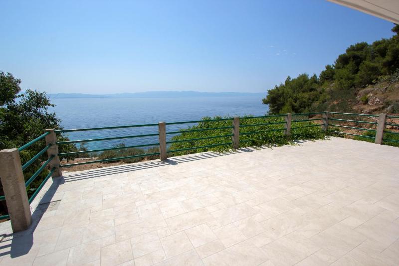 One-Bedroom Apartment with Terrace and Sea View image 2