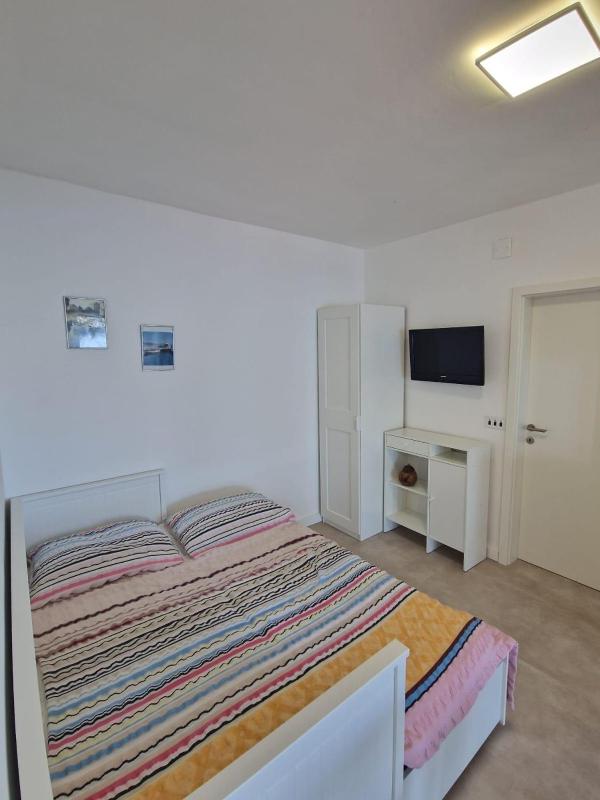 One-Bedroom Apartment with Terrace and Sea View image 1