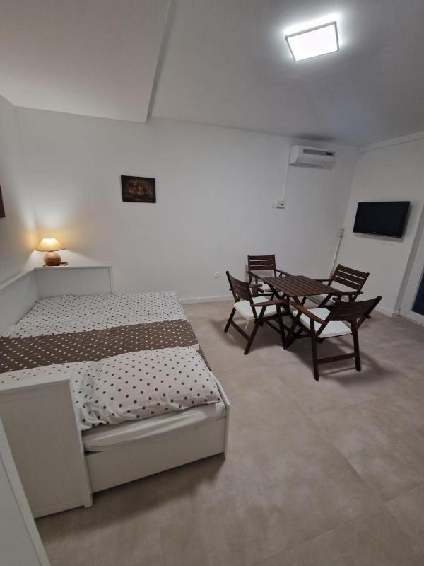 One-Bedroom Apartment with Terrace and Sea View image 1