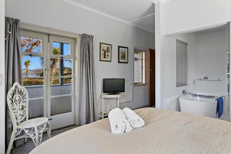 Private home The Maple Tree - close to lake and town centre - image 19