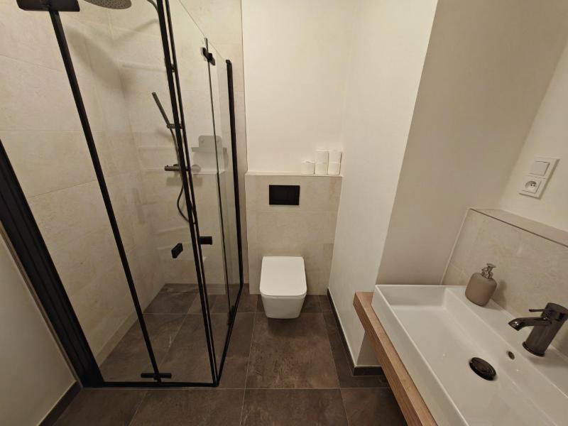 Modern 1BR in trendy Žižkov - image 4
