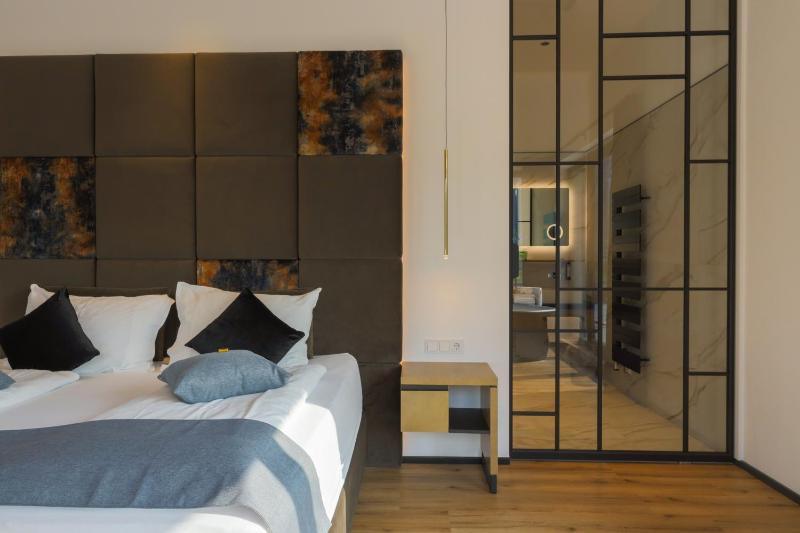 Deluxe Suite image 2