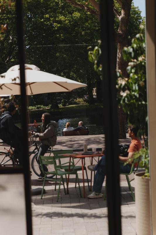 Man Met Bril Koffie Hotel - image 7