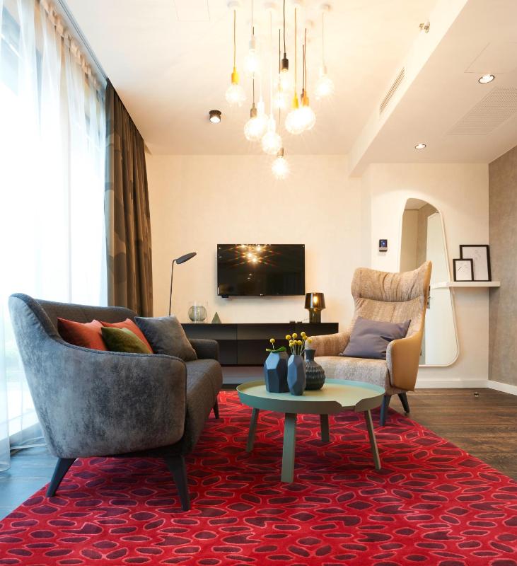 Urban Suite with Balcony image 2