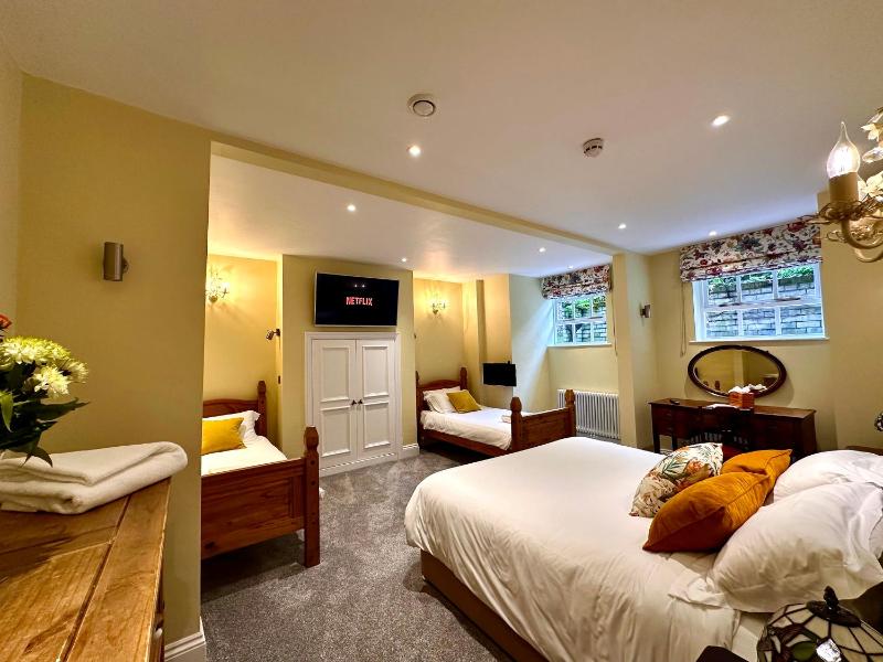 Deluxe Family Room image 1