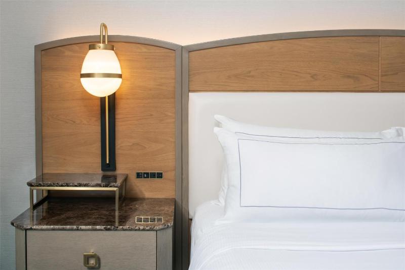 King Room with Bath Tub - Mobility Access image 3