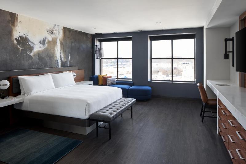 Deluxe King Room - Club Lounge Access/High Floor image 2