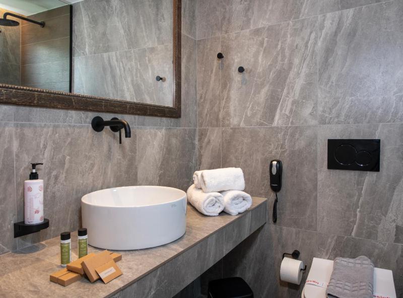 Deluxe Double or Twin Room with Spa Bath image 3