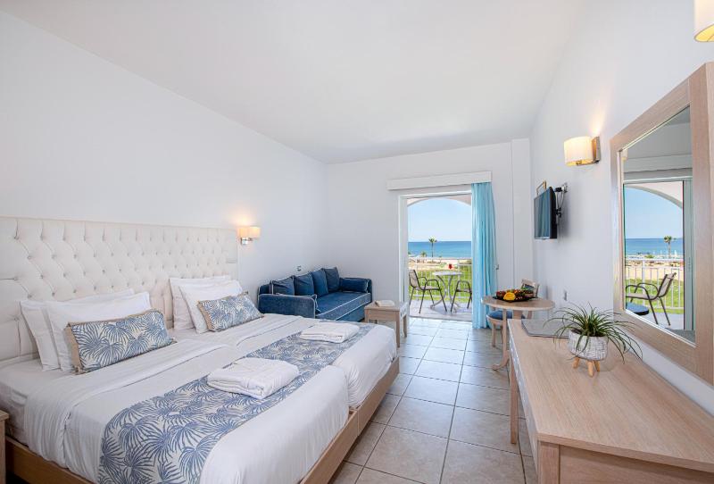 Double Room with Balcony and Sea View image 3