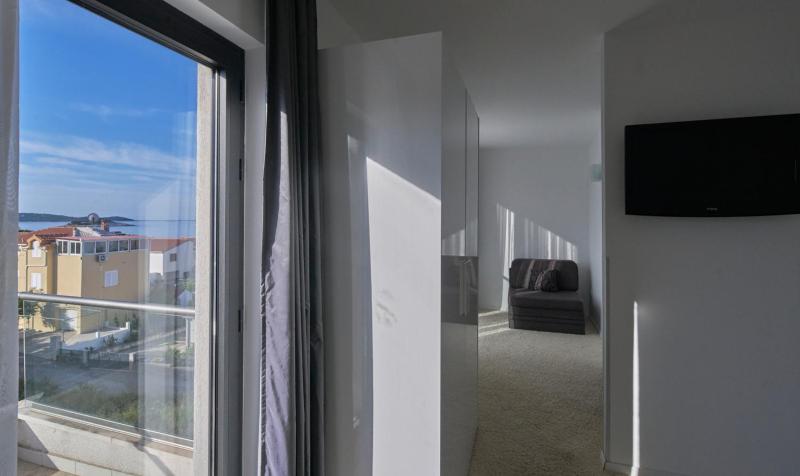 Junior Suite with Side Sea View and Balcony image 3