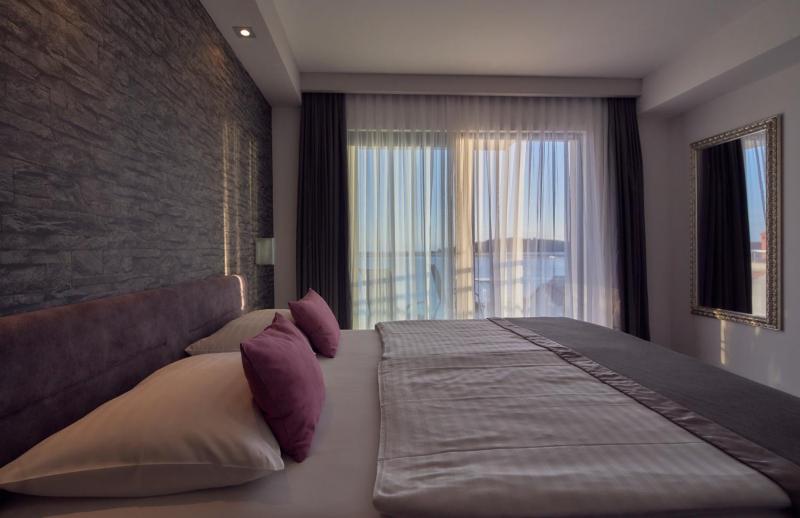 Junior Suite with Sea View and Balcony image 4
