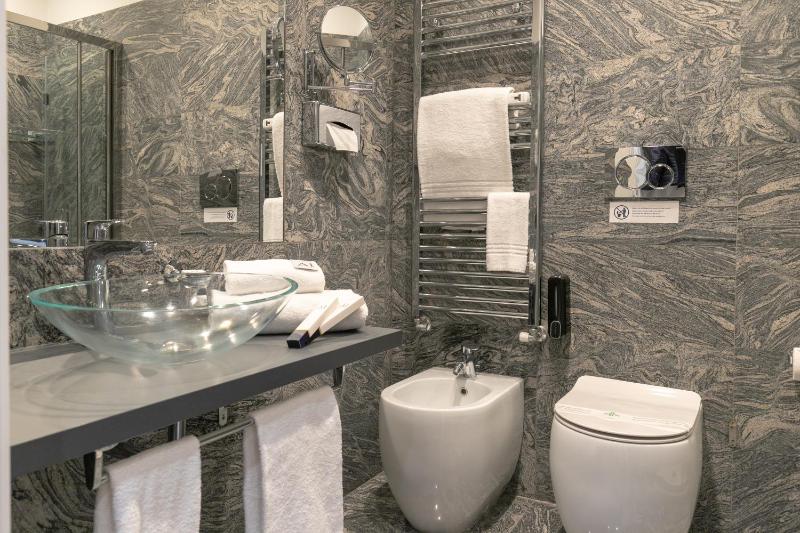 Small Double Room image 4