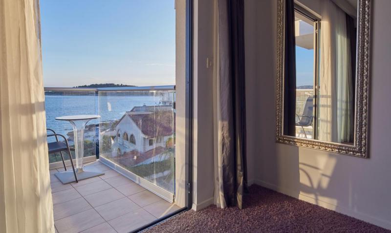 Junior Suite with Sea View and Balcony image 2