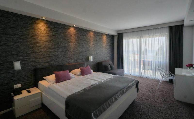 Junior Suite with Sea View and Balcony image 3